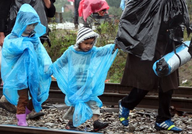 Tausende Flüchtlingskinder ohne Schutz in Regen und Schlamm