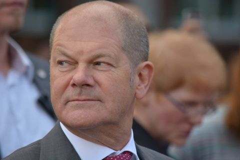 Scholz im Windschatten von Merkel
